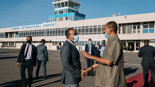 Ethiopia's Prime Minister Abiy Ahmed (L) welcomed by Eritrea's President Isaias Afwerki