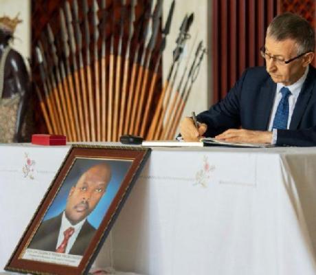 Ambassador of the Federal Republic of Russia to Burundi Valery Mikhaylov signs the condolences book