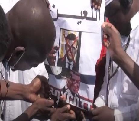 Senegalese protestors burning Macron's pictures