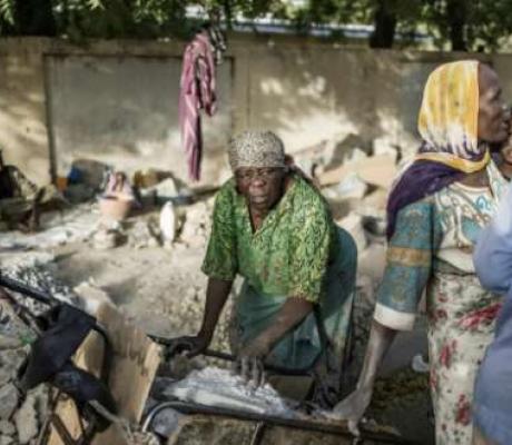 Chadian women pulverising concrete