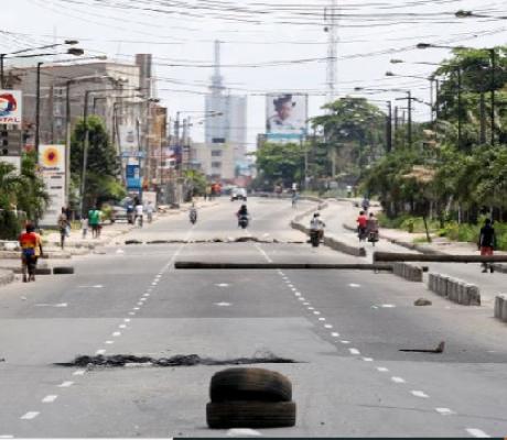 Lagos streets were mainly empty on Saturday morning [Temilade Adelaja/Reuters]