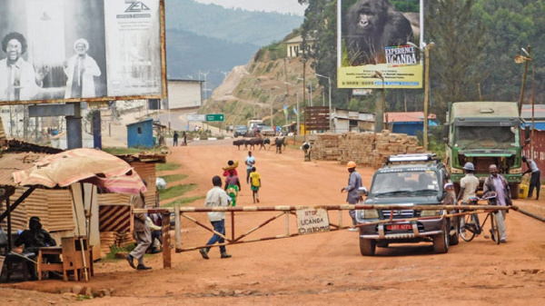 Travellers cross the No-man’s land at Katuna/Gatuna border post into Uganda